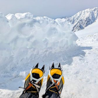 イグール跡を利用して風除けにしながら休憩〜