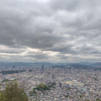 比治山と広島駅向こうは昨日歩いたエリアか