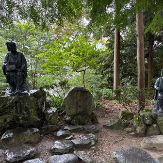 有名な「しづかさや岩にしみ入る蝉の声」の句碑&芭蕉と曾良の石像
