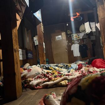 幌尻山荘は常駐小屋番がいる避難小屋。この山はツアー参加者が多い。ソロで渡渉はルートも分からず危険過ぎる