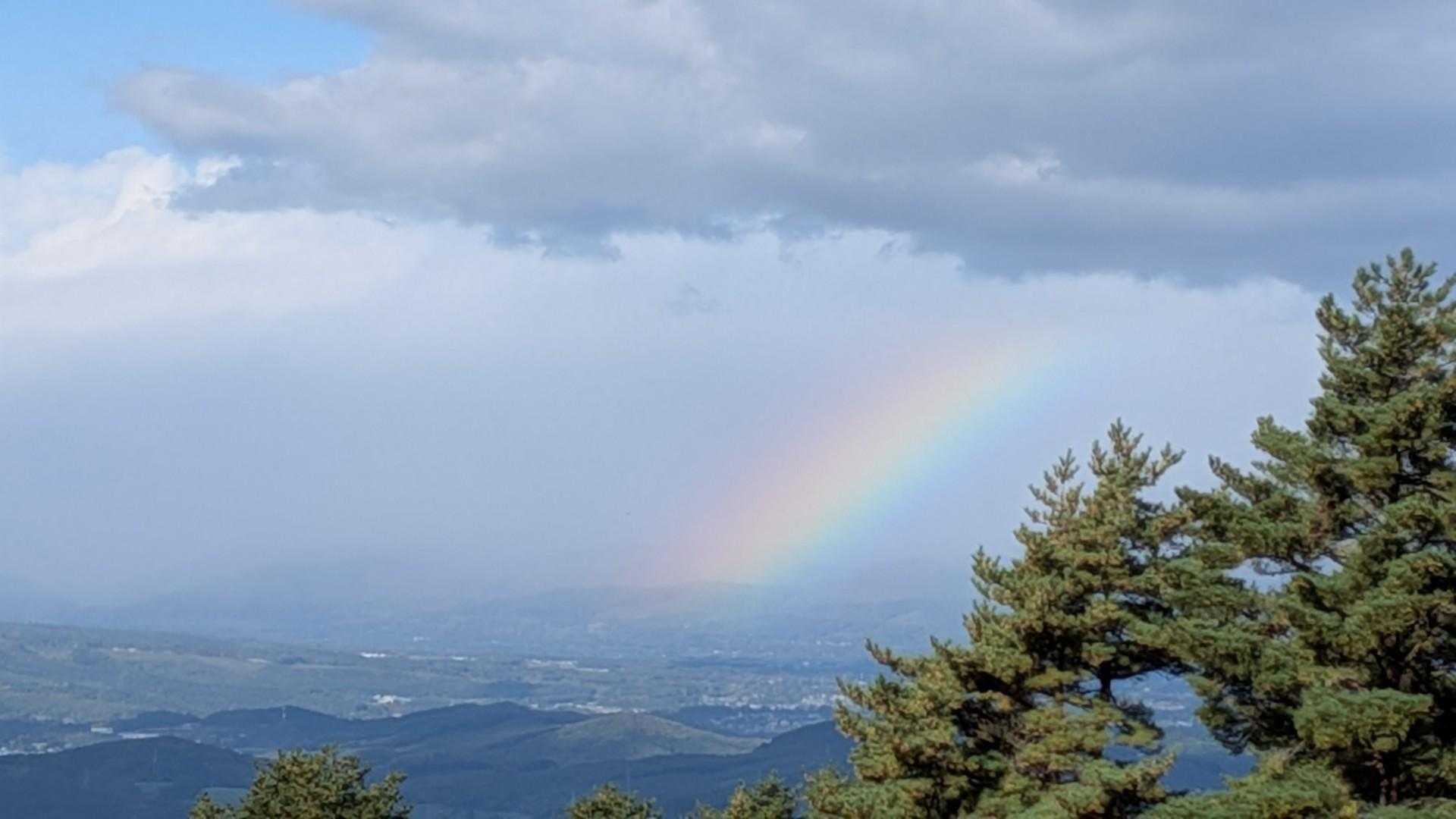 虹🌈が出とる！
やっべー😅
雲がこっち流れてる〜、雨来るぞー🫨