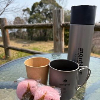 素敵なベンチで桜餅🌸で、ティータイムです😊
桜は咲いてないけどぽかぽか陽気でとっても心地よいです😊
母とまったりこんな時間が過ごせるの幸せです♡
