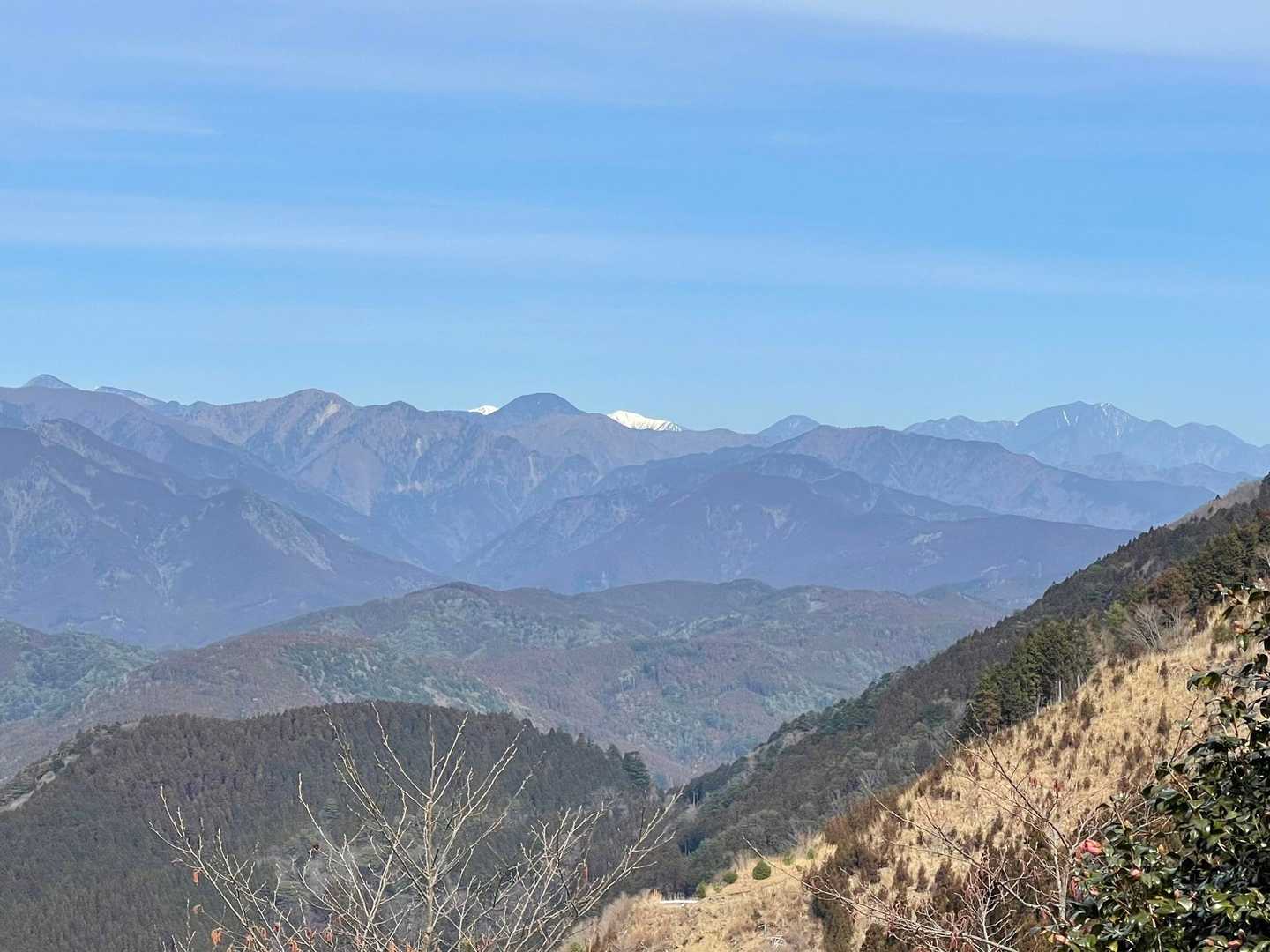 右手の山々をズーム…南アも覗く