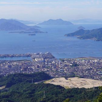 東家からNice view
廿日市の大規模開発で上部をすっぽり削られた山
数年後？どんな街に？