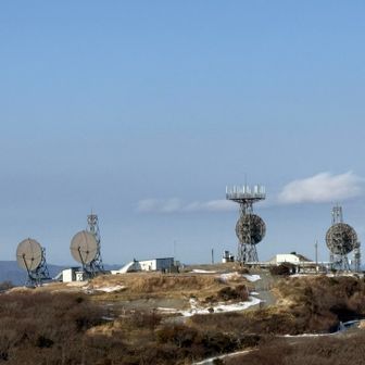 山頂の自衛隊基地かっけぇ📡