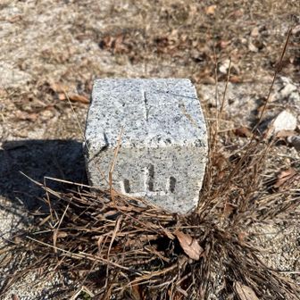 鎮西山山頂にある境界標柱か？標高200メートル