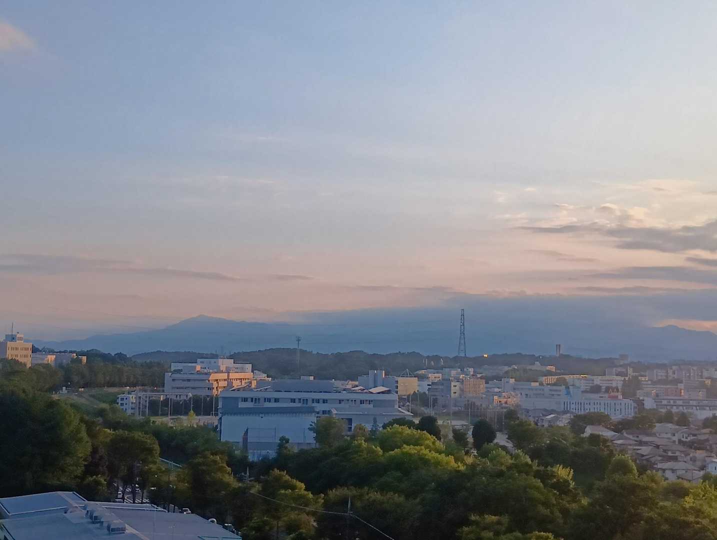 見返しの丘から丹沢方面。