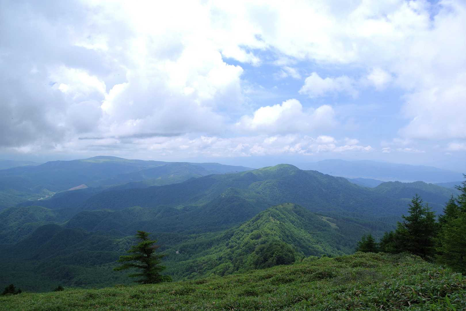 茶臼山到着。人も少なく、鈴も持ってきてなかったので、ちょっと怖かった…😮‍💨
左が車山で、中央がそこからの縦走路。縦走路奥は入笠山？で、車山の隣には八ヶ岳があるはず…🥲