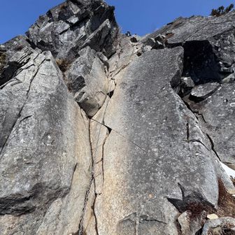 下の一枚岩
滑るし…💦
足をかける凸や凹が無い😅

岩の割れ目にツマ先を差し込んで固定しながら登った😅

そこを過ぎれば
上の方は足場がちゃんと有るから
鎖に頼らなくてもイケる⤴️