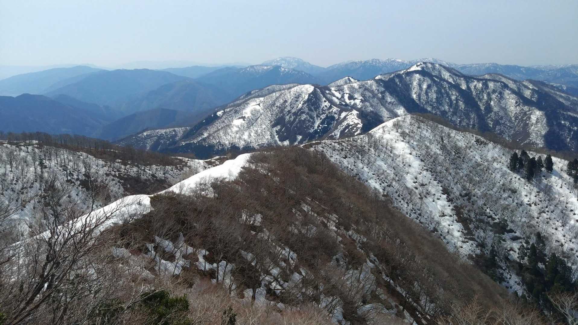 景色開けた！
小津権現山方面はお見事な稜線😍