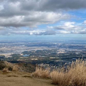 入道ヶ岳 山頂🙌 雲多めだけど今日も眺めよし😊
山頂付近の泥んこで、転けそうになった🫨