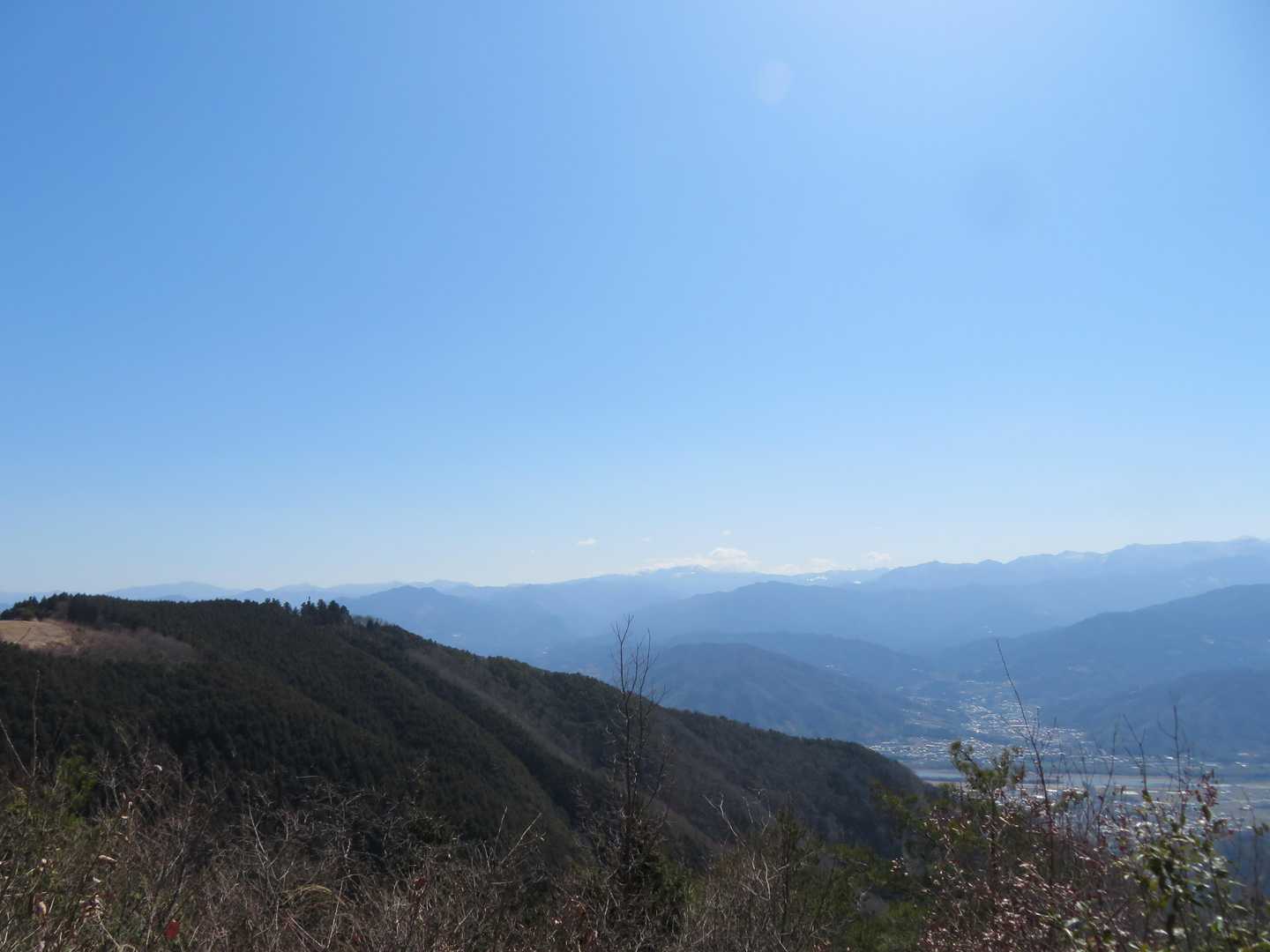 山頂からは見えない南方向の景色を見ることができます。