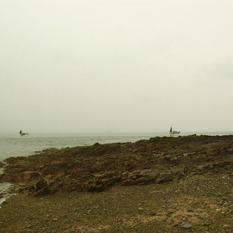 気をつけて崖を降りると砂利浜（地蔵の浜）と磯。

ここ（ザートメ鼻）は釣船のポイント🐠

潮が引いてるので磯歩きで戻ります♬