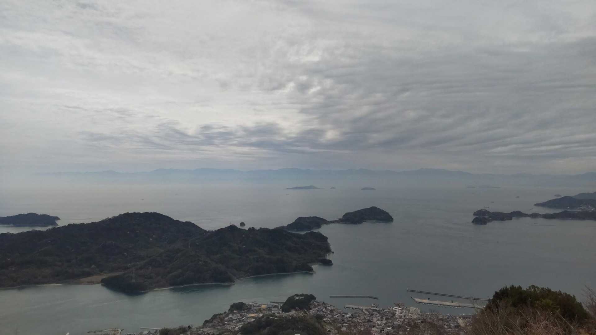 今日は曇天☁中々青空と縁遠い私😰

うっすらと四国山脈も見渡せました