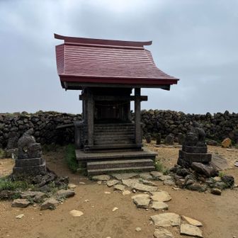 熊野岳山頂の祠