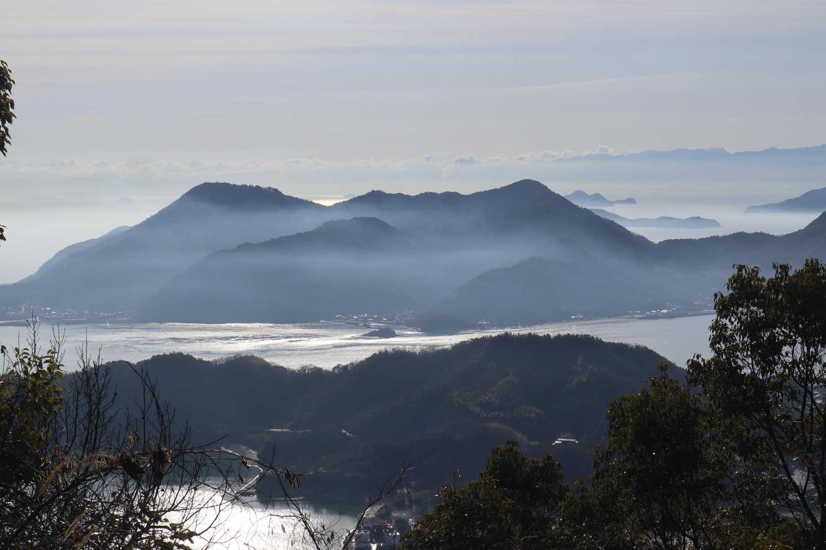朝霧に浮かぶ弓削島