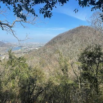 向かいは上佐山