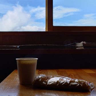 セルフのカフェオレと潰れ持ち込みパン！
パン持ってきていて良かった〜。
カップヌードル買うつもりがまさかの休業！