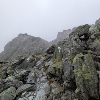 北穂の南峰とらえる。