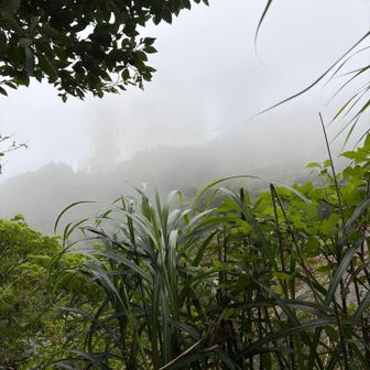 山頂横にレーダー基地
