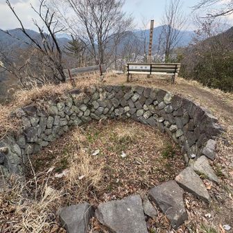 巨大な穴　大月防空監視哨跡