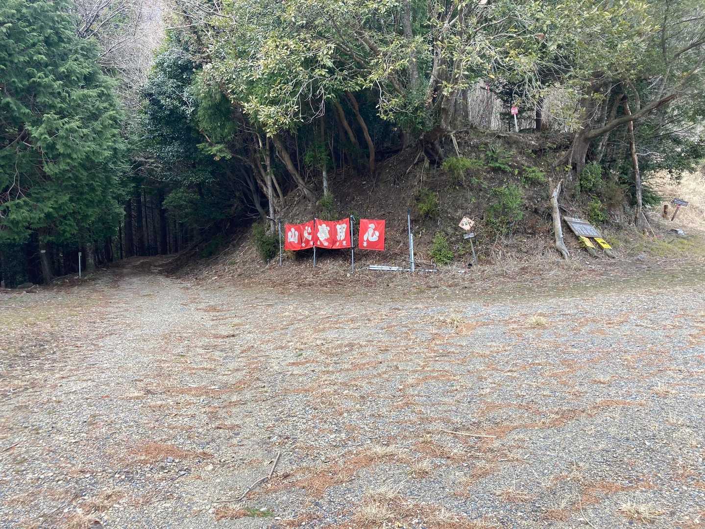 進むコースは左側の薄暗い登山道。
チョットコワイ。ここから音楽をかけながら進みます。
