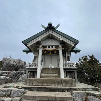 山頂は冷たい強風だった🥶