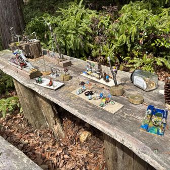 ドングリや木の実で工作をした作品が並べられてました。