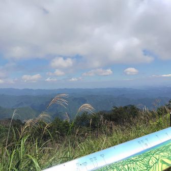 山頂到着
貴重な天気なので皆さんこの日を逃すまいと登られたんですね🎶賑わっていました
雲多めですが、久々の開放感。