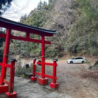もう少し先に広い駐車場があります。