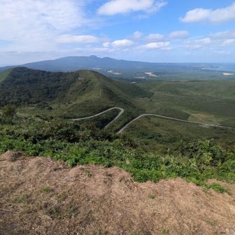第二火口と第一火口
後方は毛無山〜本山〜真山、先っぽは入道崎
寒風山はおよそ2万年前の氷河期の終わり頃から数回にわたる噴火を繰り返して形成された成層火山🌋