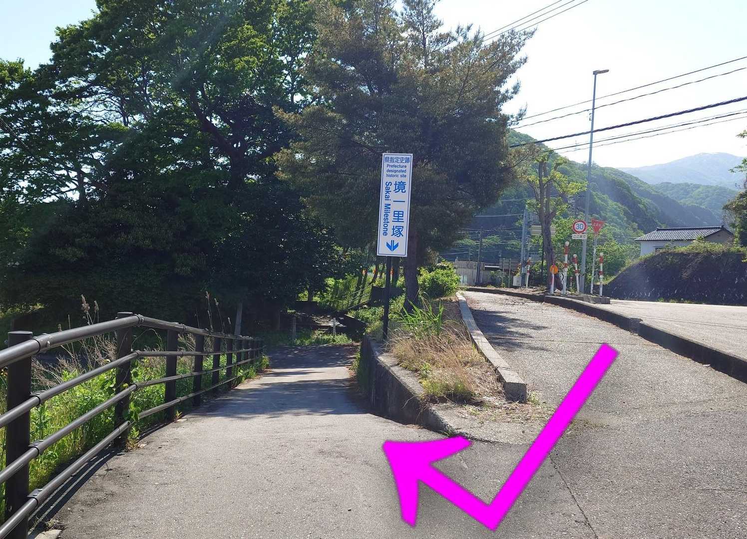 ここ、車幅ギリで進み…