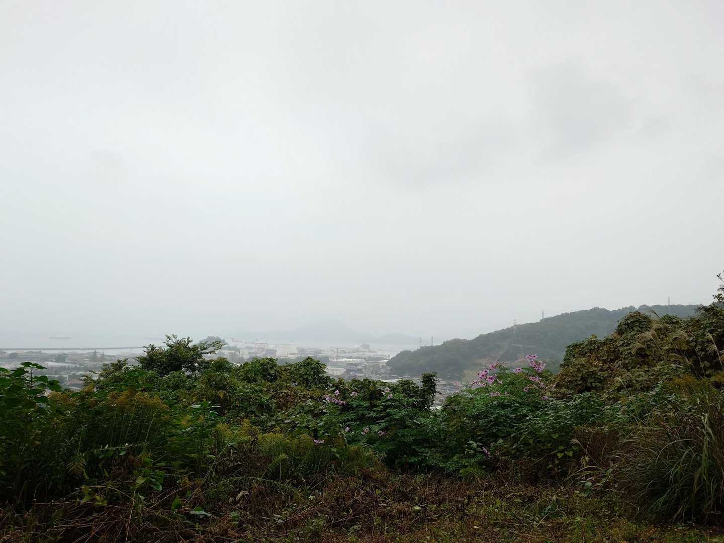 10分程で街の見下ろせる尾根に出ます。