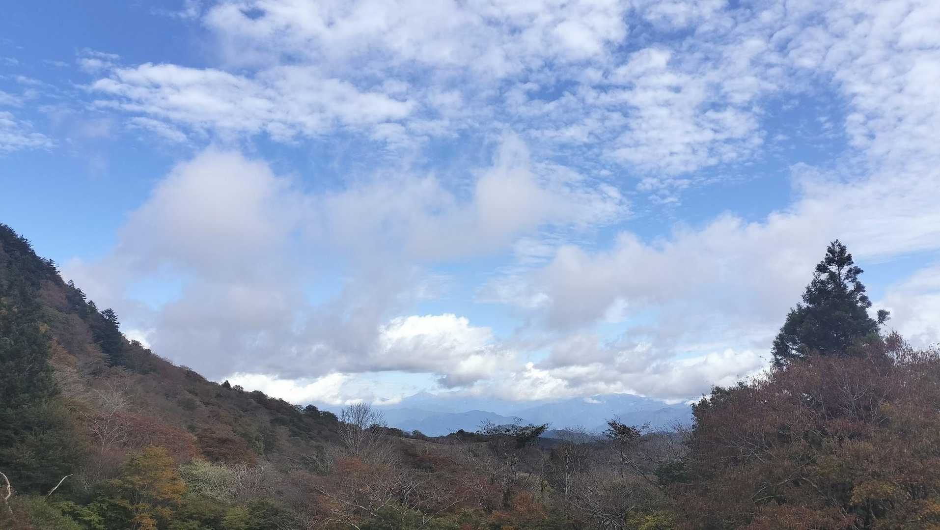 遠くに見えるは…甲斐駒ヶ岳や仙丈ヶ岳かな？🤔