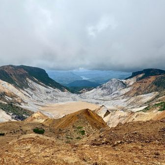 沼ノ平爆裂火口と秋元湖