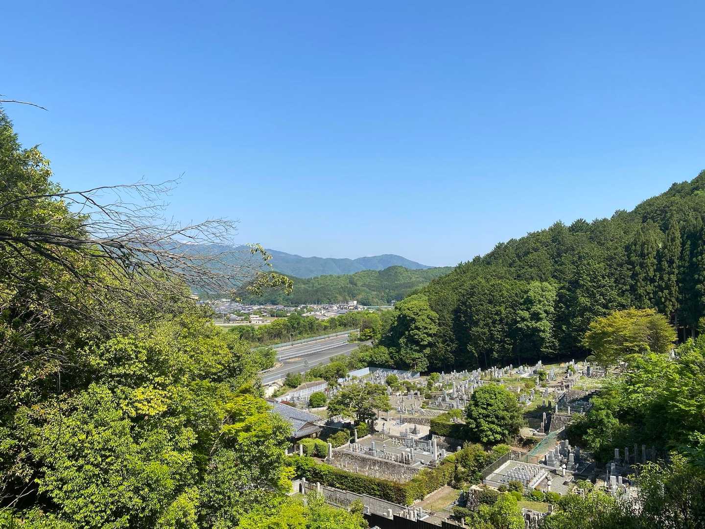 麓に着いた
(京都縦貫自動車道と墓地)