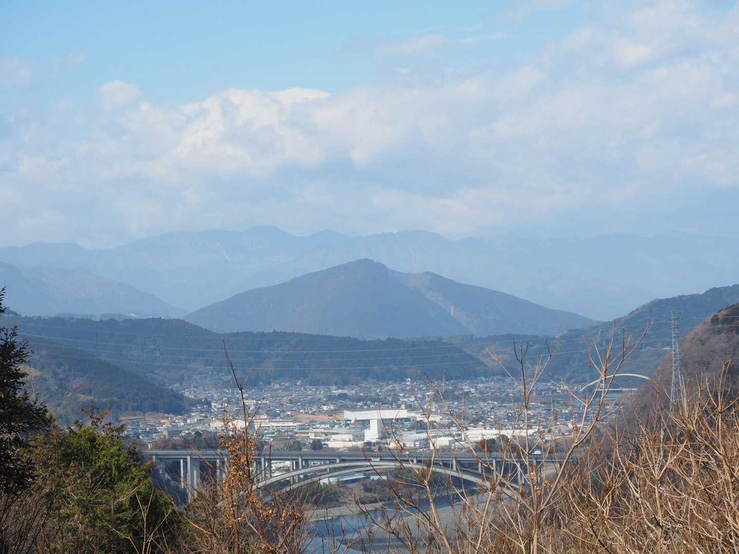 正面の山は楽々山百の白鳥山
その奥は安倍奥辺りだろうか