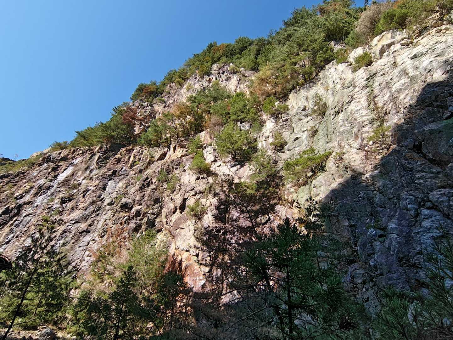 鉱山跡に寄り道😊
カオリナイトを採掘していたようです🪏