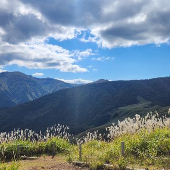 振り返って氷ノ山方面
