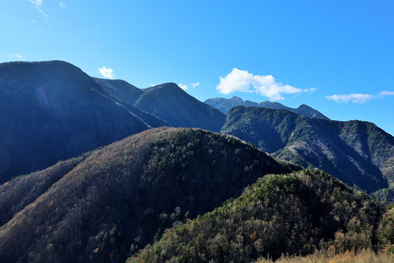 峰々の向こうには鋸岳。