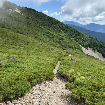 茶臼岳から避難小屋に向かって下る。