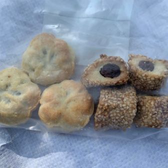 最近、近くに中東の人だと思われる人が越して来て自分で伐採や草刈りしてるのでバリカン貸したら一カ月過ぎて、やっと帰って来て、お礼だとホームメイドの菓子を貰ったのが行動食に良さげだったので持って来た。なかなか美味しかった😋