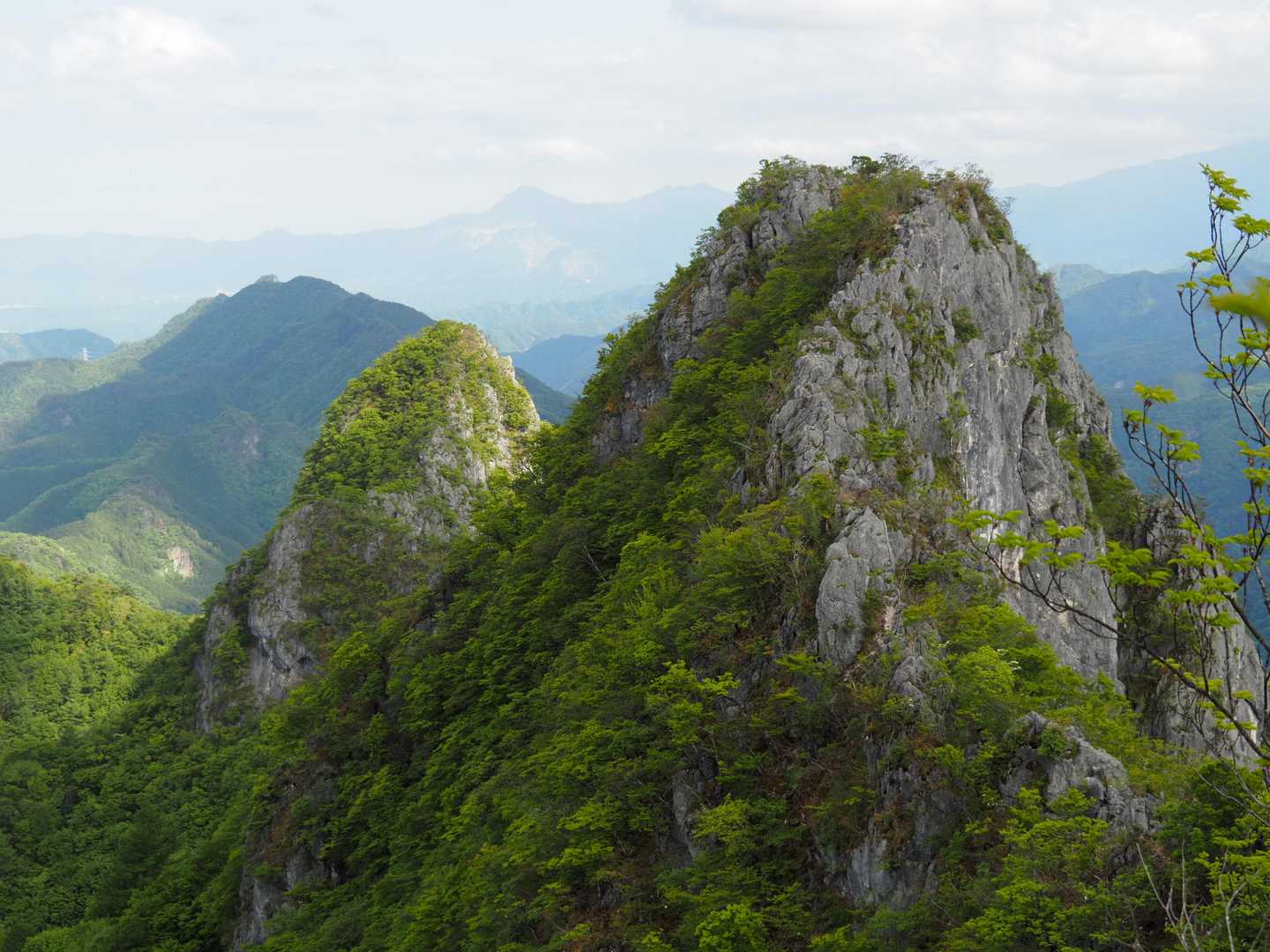 「霞む武甲山が中央に鎮座する、東西の二子山」📷