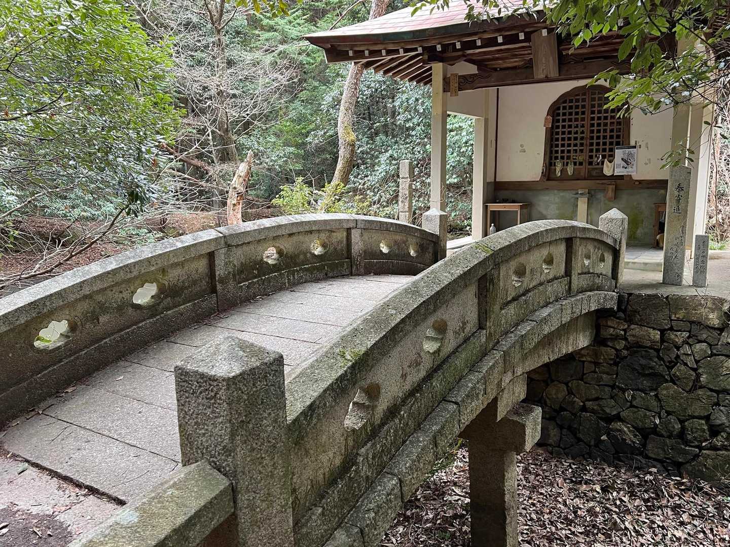 第六十八番 橋の掛かるお堂を越え