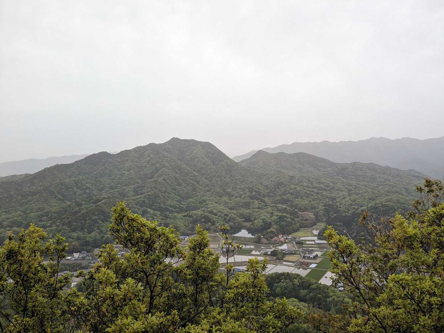 晴れてれば眺望抜群の那智山ですが、この日は黄砂で霞んでいました。
これはこれである意味幻想的かもしれませんが…。
