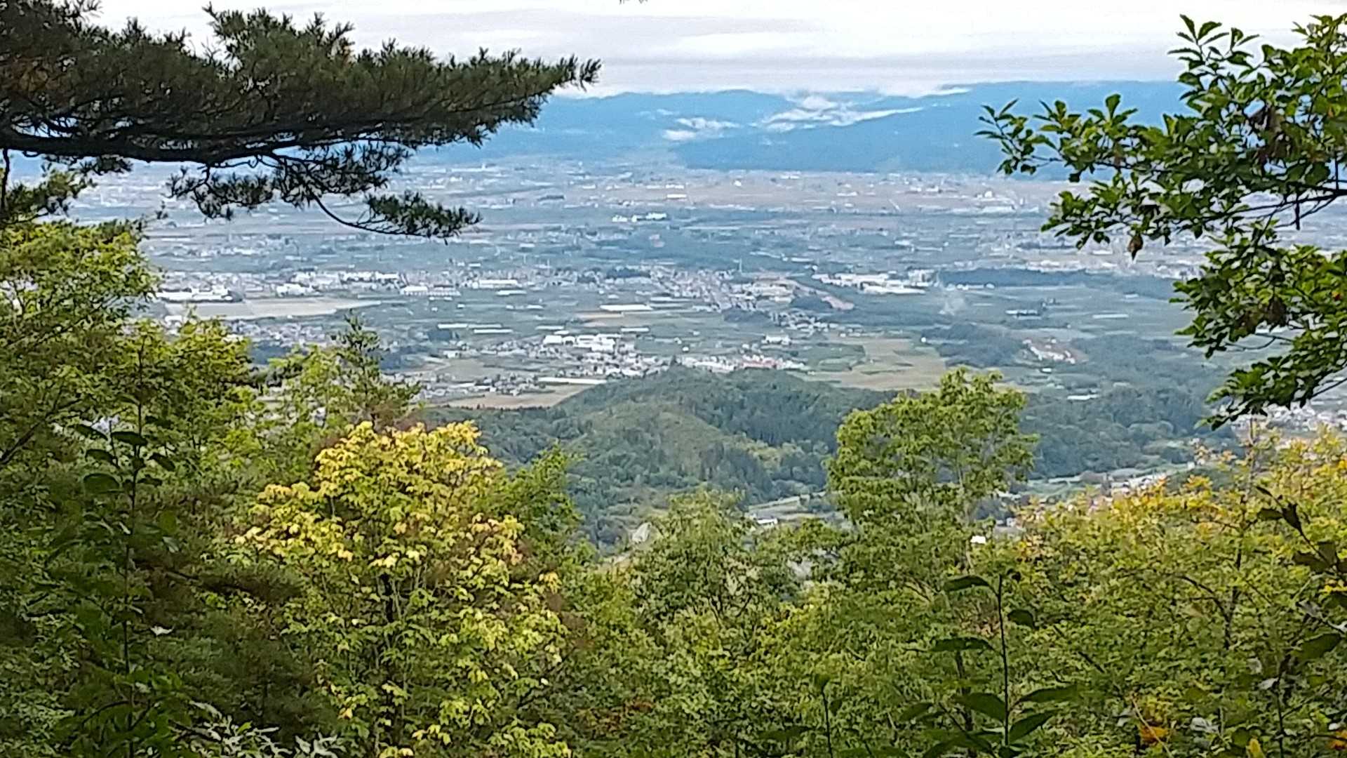 見晴らし台から、曇りでも、景色気持ちいい🤩あと少し です😅
