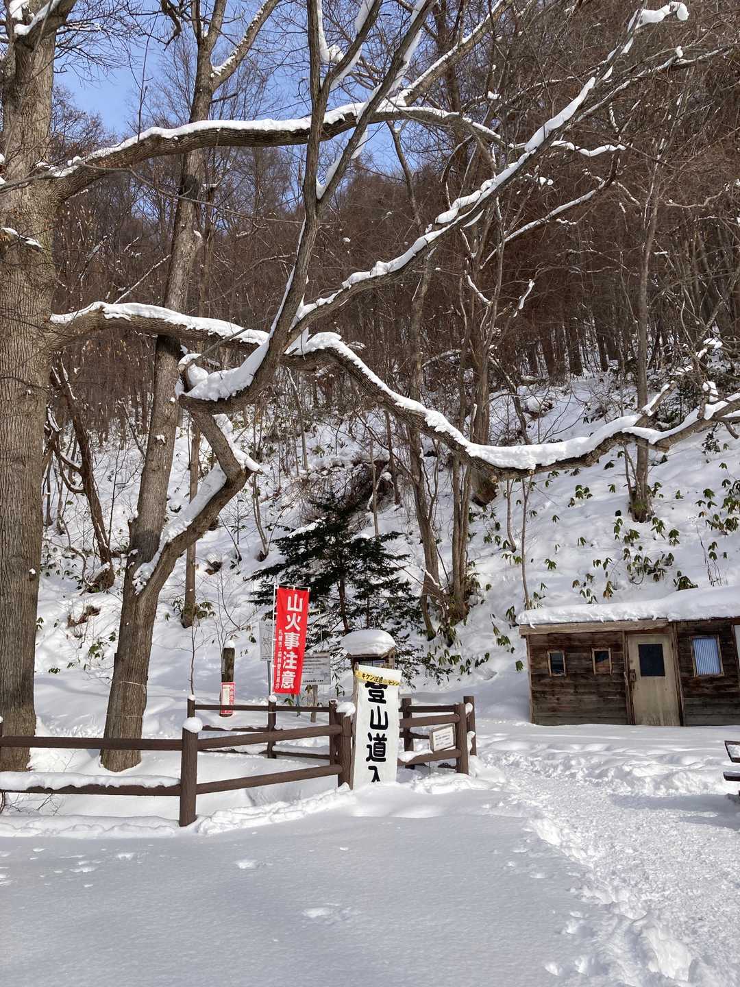 スキー場コース
この時期はスキー場オープンと共に駐車場がいっぱい🚙