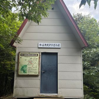 1つ目の小屋。雪対策でかわいい三角屋根。