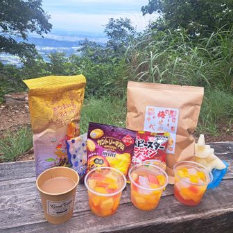 風もまだ落ち着いていたので、景色を見ながら朝のカフェ時間☕*°
けいさん、とっしーさんから梨やお菓子などいただいて、まったり休憩(:3_ヽ)_
ごちそうさまでした！
今日は台風のおかげでとても涼しかったので、登山者さんも思っていたよりたくさんいらっしゃいました✨