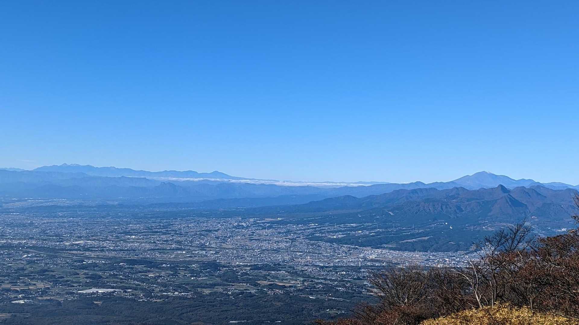 左に八ヶ岳と、右に浅間山
